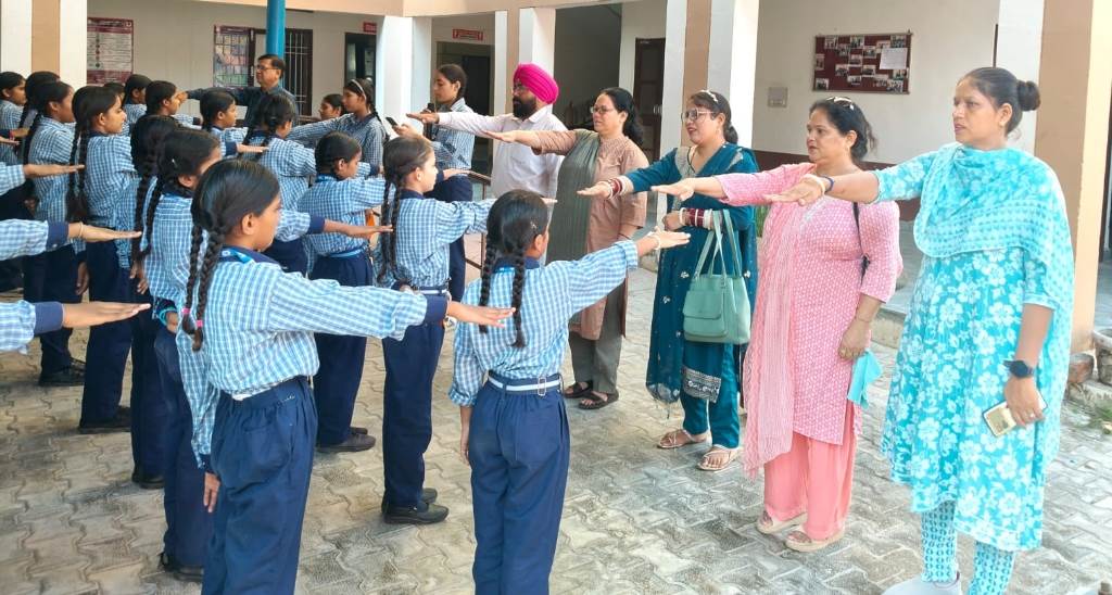 Khi School Girls Take Pledge to Maintain Cleanliness